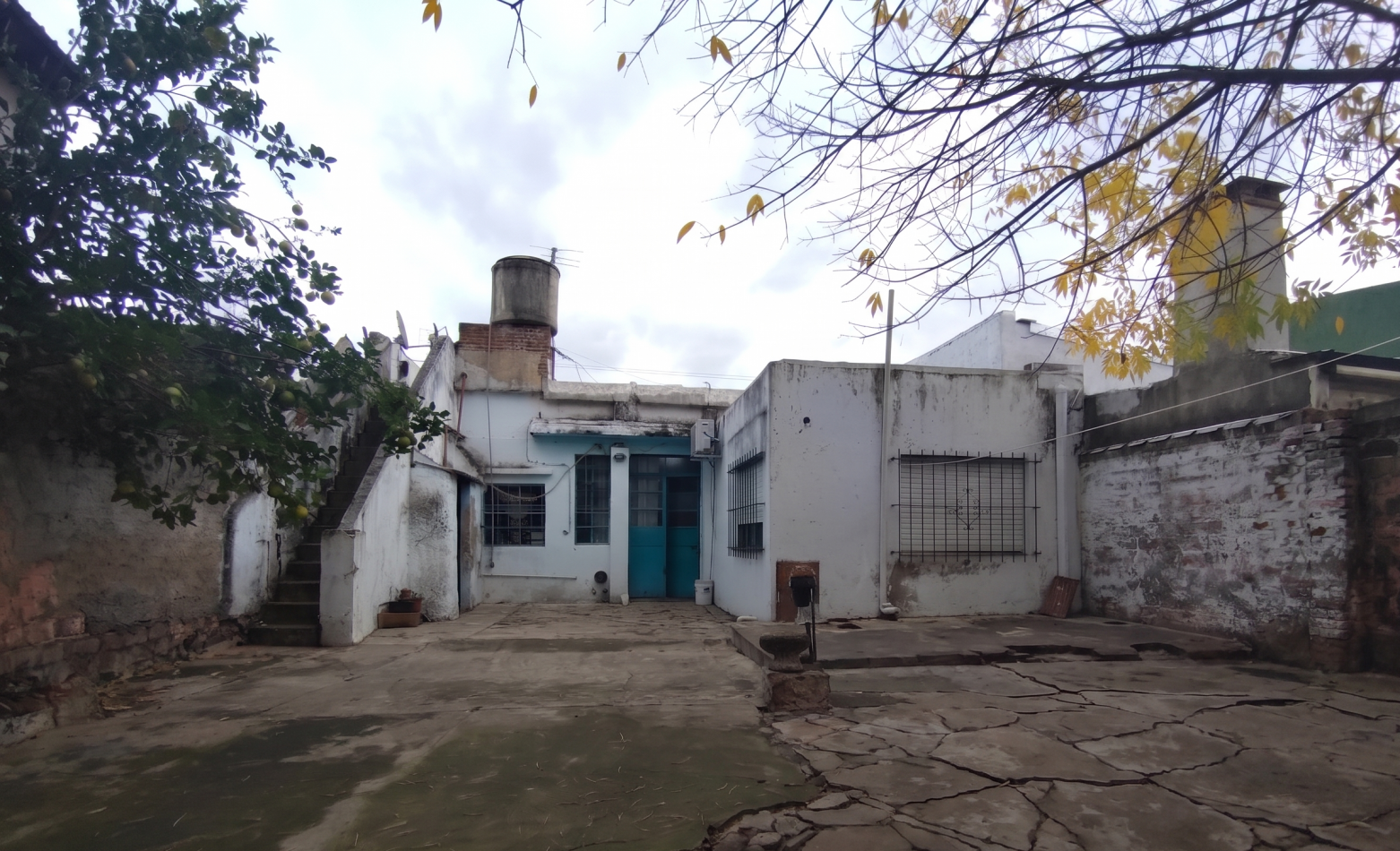 VENTA DE CASA A REFACCIONAR CON GRAN LOTE