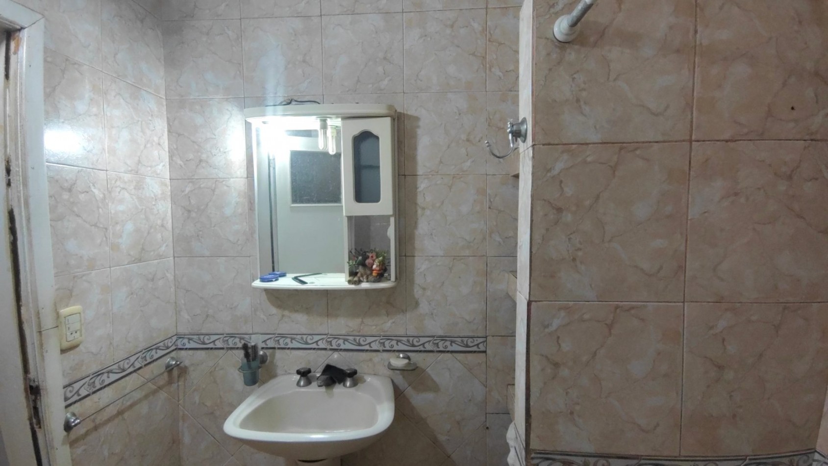 ALQUILER ECONOMICO EN BANFIELD: AMPLIA CASA DE 3 AMBIENTES CON PATIO, A REFACCIONAR