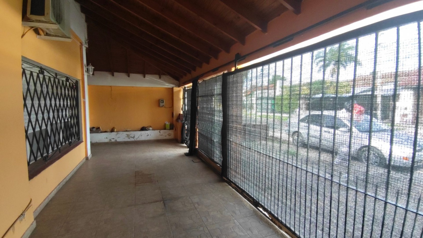 ALQUILER ECONOMICO EN BANFIELD: AMPLIA CASA DE 3 AMBIENTES CON PATIO, A REFACCIONAR