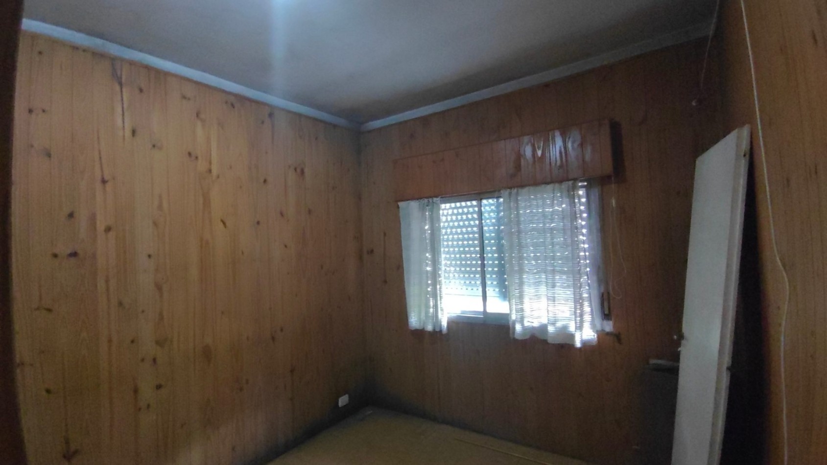 ALQUILER ECONOMICO EN BANFIELD: AMPLIA CASA DE 3 AMBIENTES CON PATIO, A REFACCIONAR