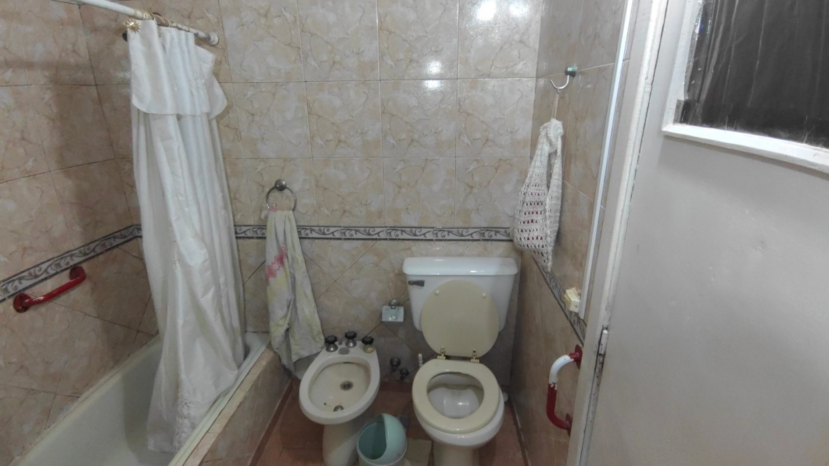 ALQUILER ECONOMICO EN BANFIELD: AMPLIA CASA DE 3 AMBIENTES CON PATIO, A REFACCIONAR