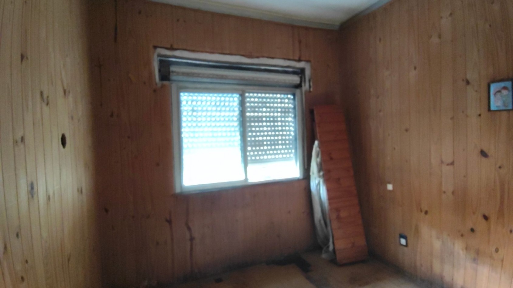 ALQUILER ECONOMICO EN BANFIELD: AMPLIA CASA DE 3 AMBIENTES CON PATIO, A REFACCIONAR