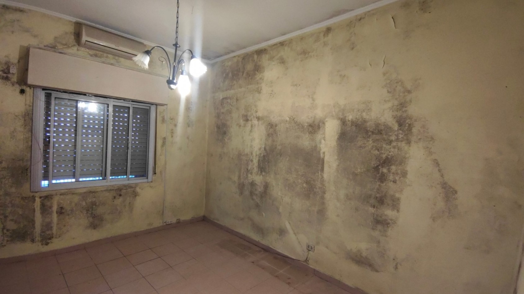 ALQUILER ECONOMICO EN BANFIELD: AMPLIA CASA DE 3 AMBIENTES CON PATIO, A REFACCIONAR