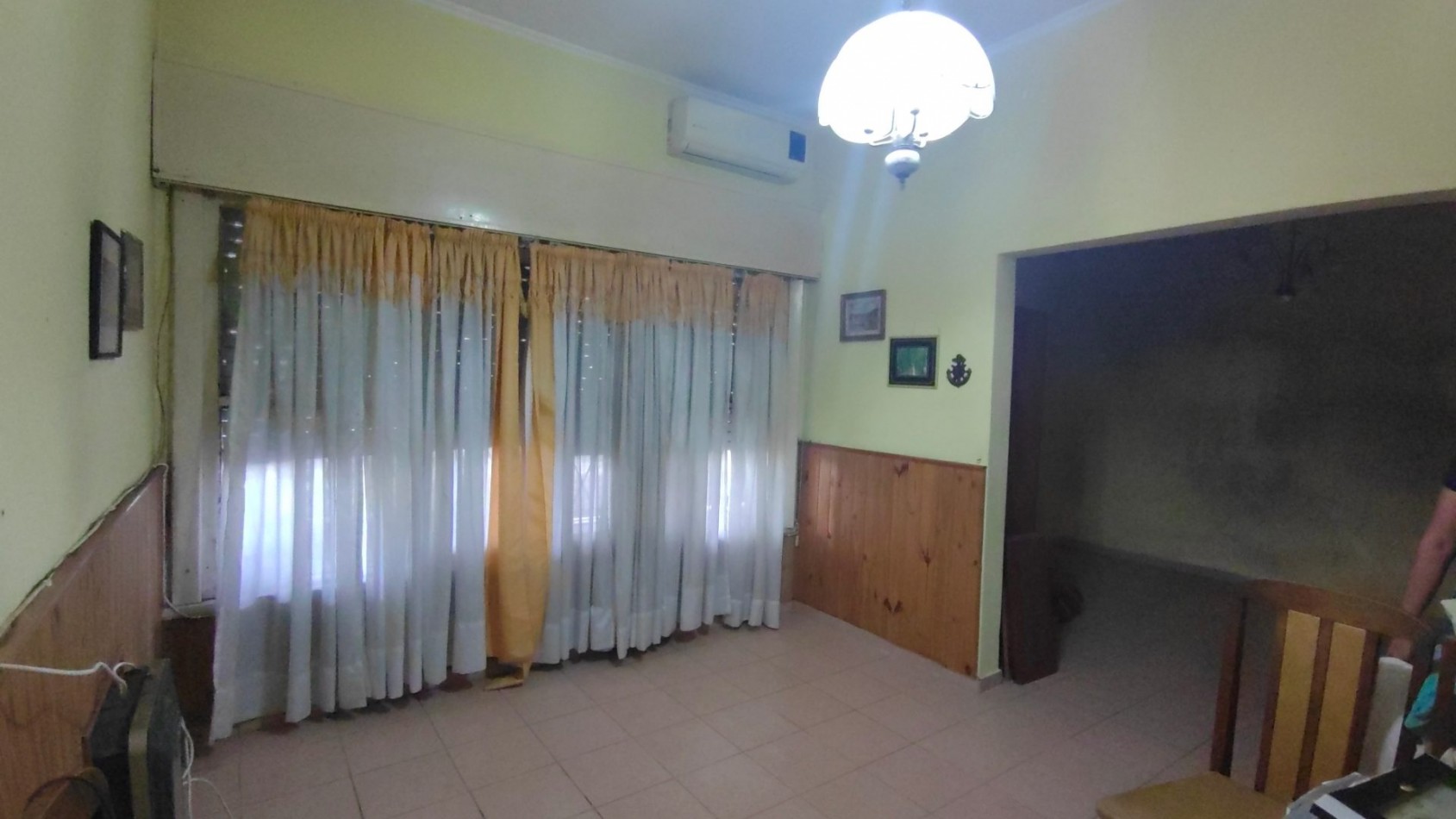 ALQUILER ECONOMICO EN BANFIELD: AMPLIA CASA DE 3 AMBIENTES CON PATIO, A REFACCIONAR