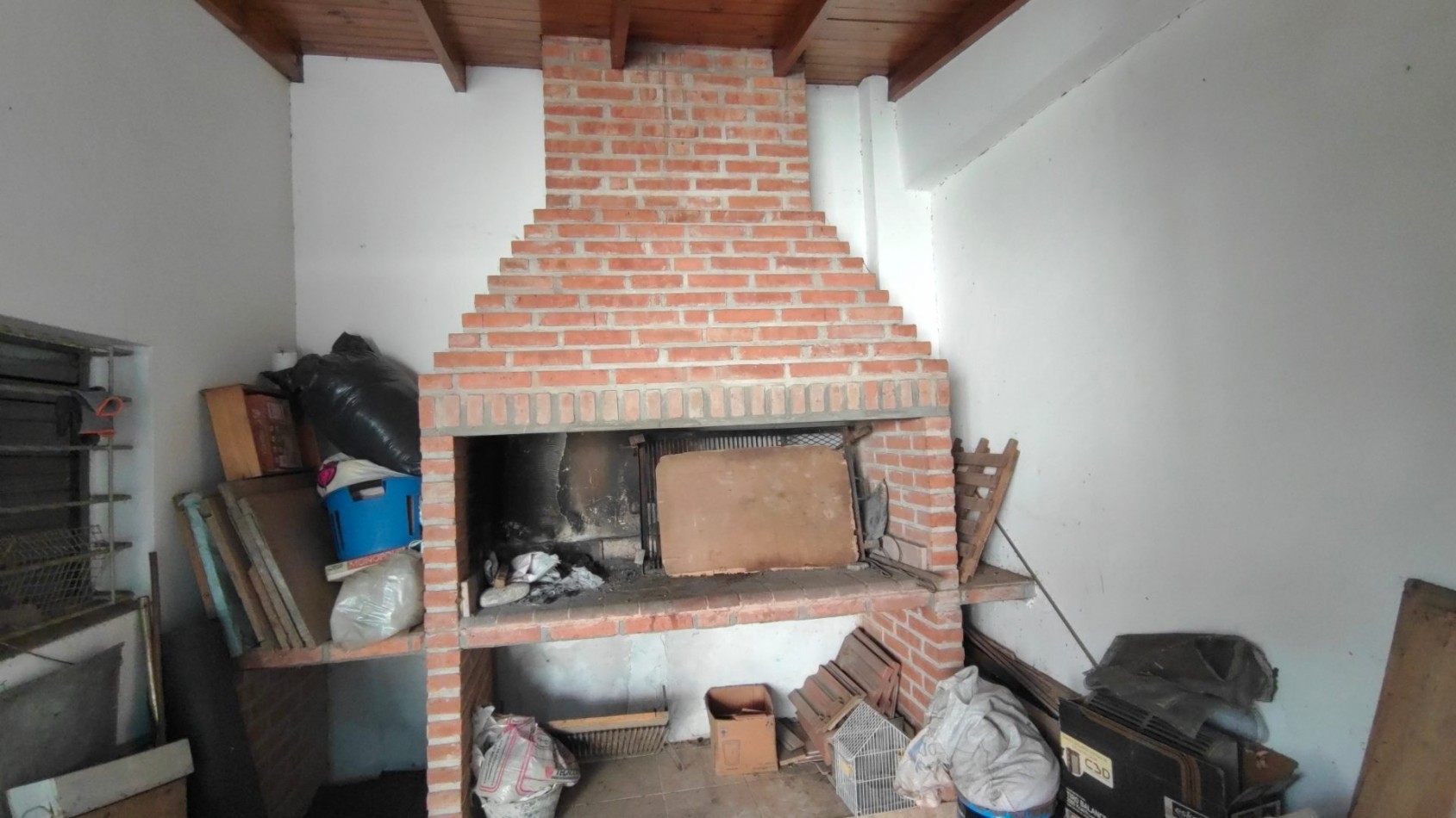 ALQUILER ECONOMICO EN BANFIELD: AMPLIA CASA DE 3 AMBIENTES CON PATIO, A REFACCIONAR