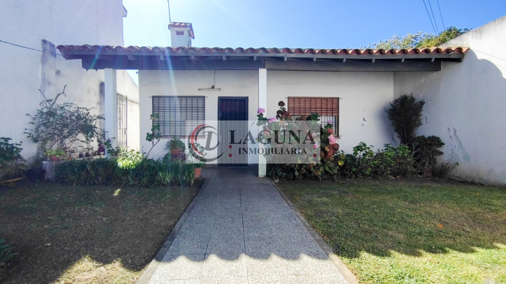 OPORTUNIDAD VENTA DE CASA CON GRAN LOTE Y GARAGE PRIVADO APTO NEGOCIO Y APTO CREDITO
