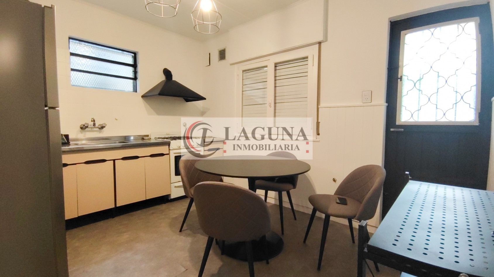 VENTA DE CASA MODERNIZADA CON GRAN LOTE, GARAGE Y GALPON