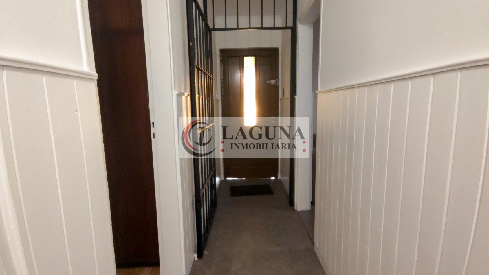 VENTA DE CASA MODERNIZADA CON GRAN LOTE, GARAGE Y GALPON