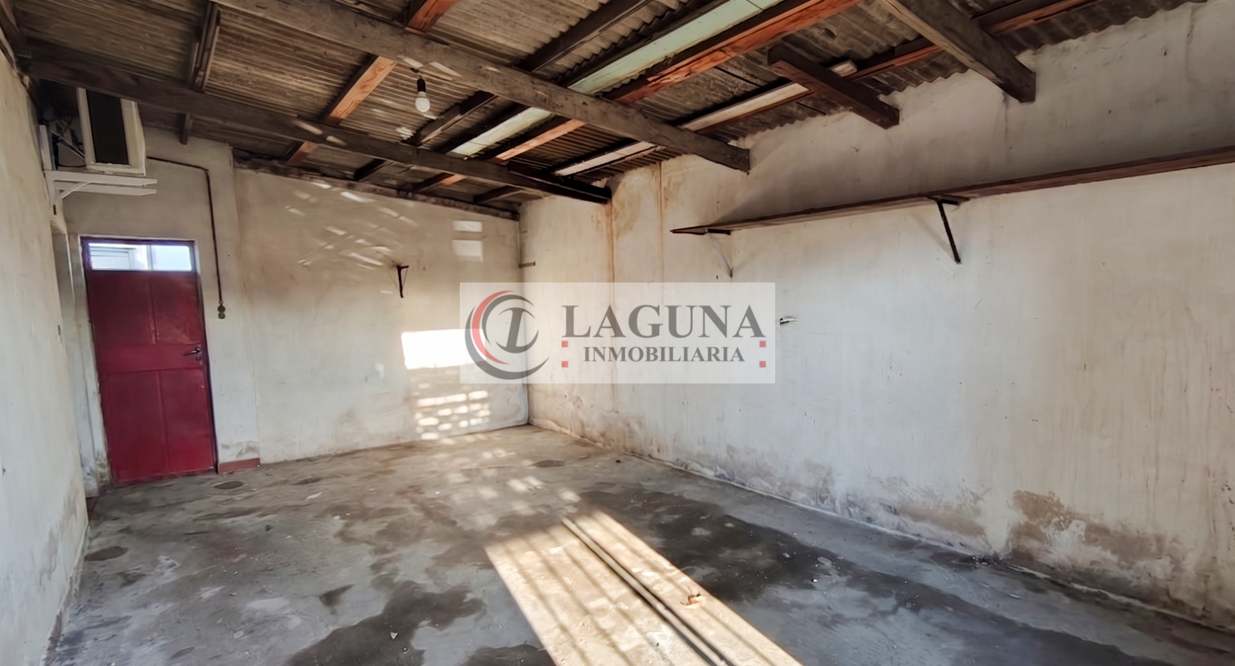 VENTA DE CASA MODERNIZADA CON GRAN LOTE, GARAGE Y GALPON