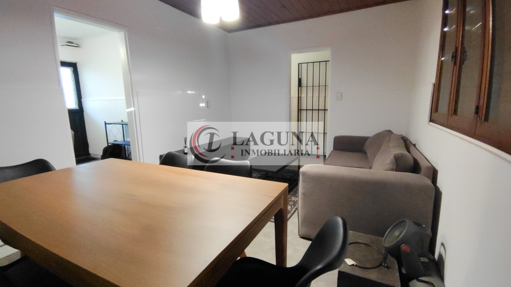 VENTA DE CASA MODERNIZADA CON GRAN LOTE, GARAGE Y GALPON