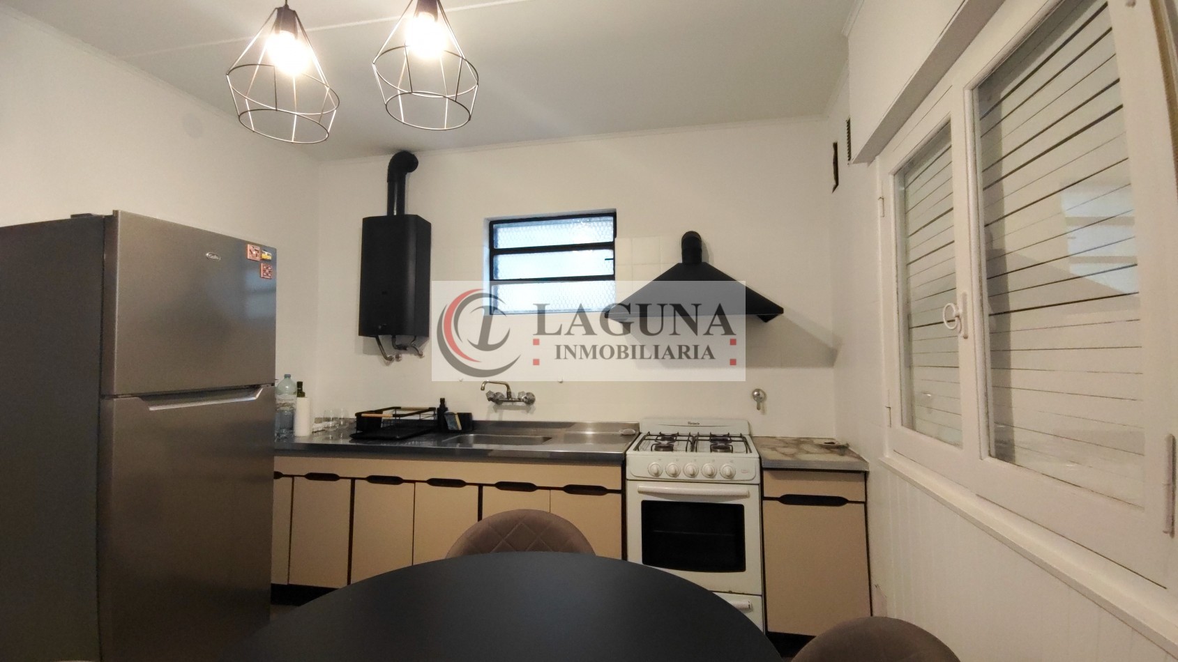 VENTA DE CASA MODERNIZADA CON GRAN LOTE, GARAGE Y GALPON