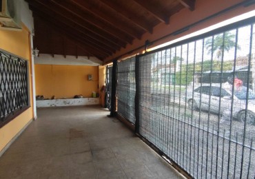 ALQUILER ECONOMICO EN BANFIELD: AMPLIA CASA DE 3 AMBIENTES CON PATIO, A REFACCIONAR